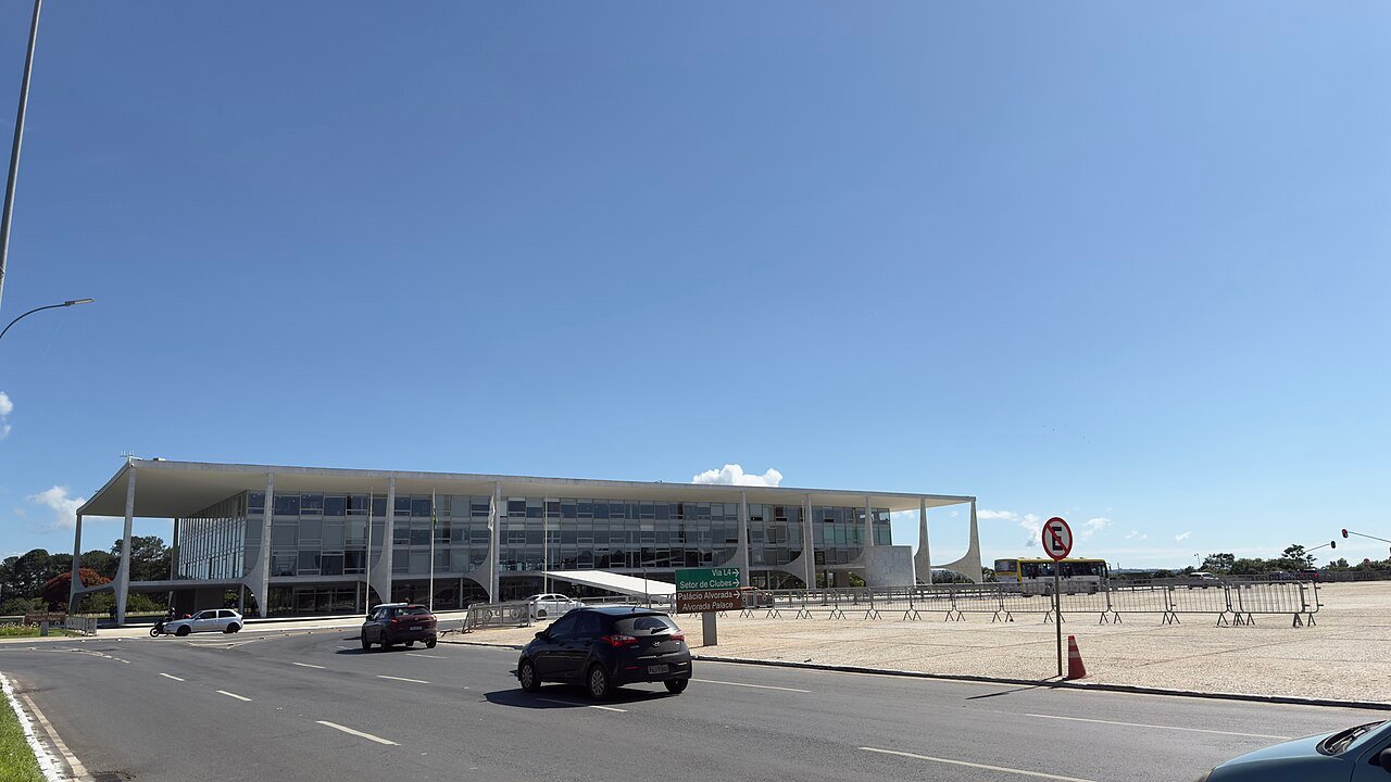 Fachada do Palácio do Planalto vista da via, em Brasília