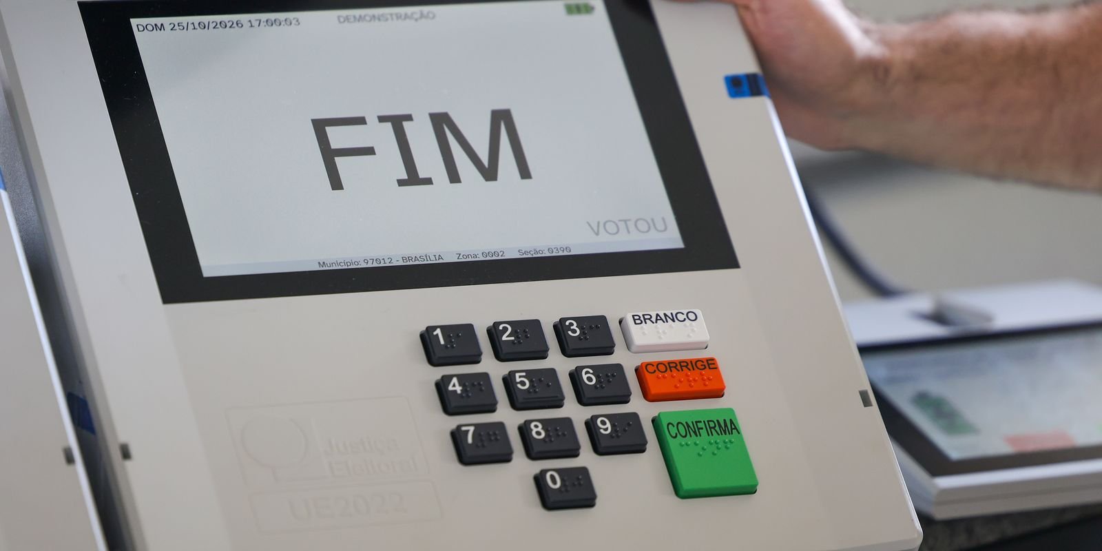 Urna eletrônica em modo de demonstração exibe a tela FIM no domingo do segundo turno, 25 de outubro de 2026