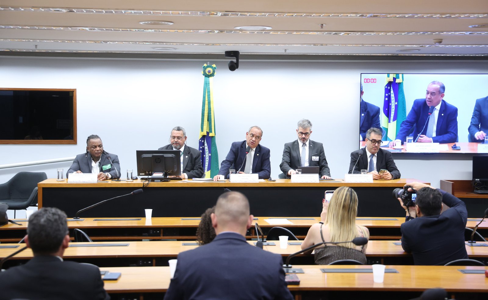 Mesa da audiência pública da Comissão de Trabalho da Câmara dos Deputados sobre a importação de aço