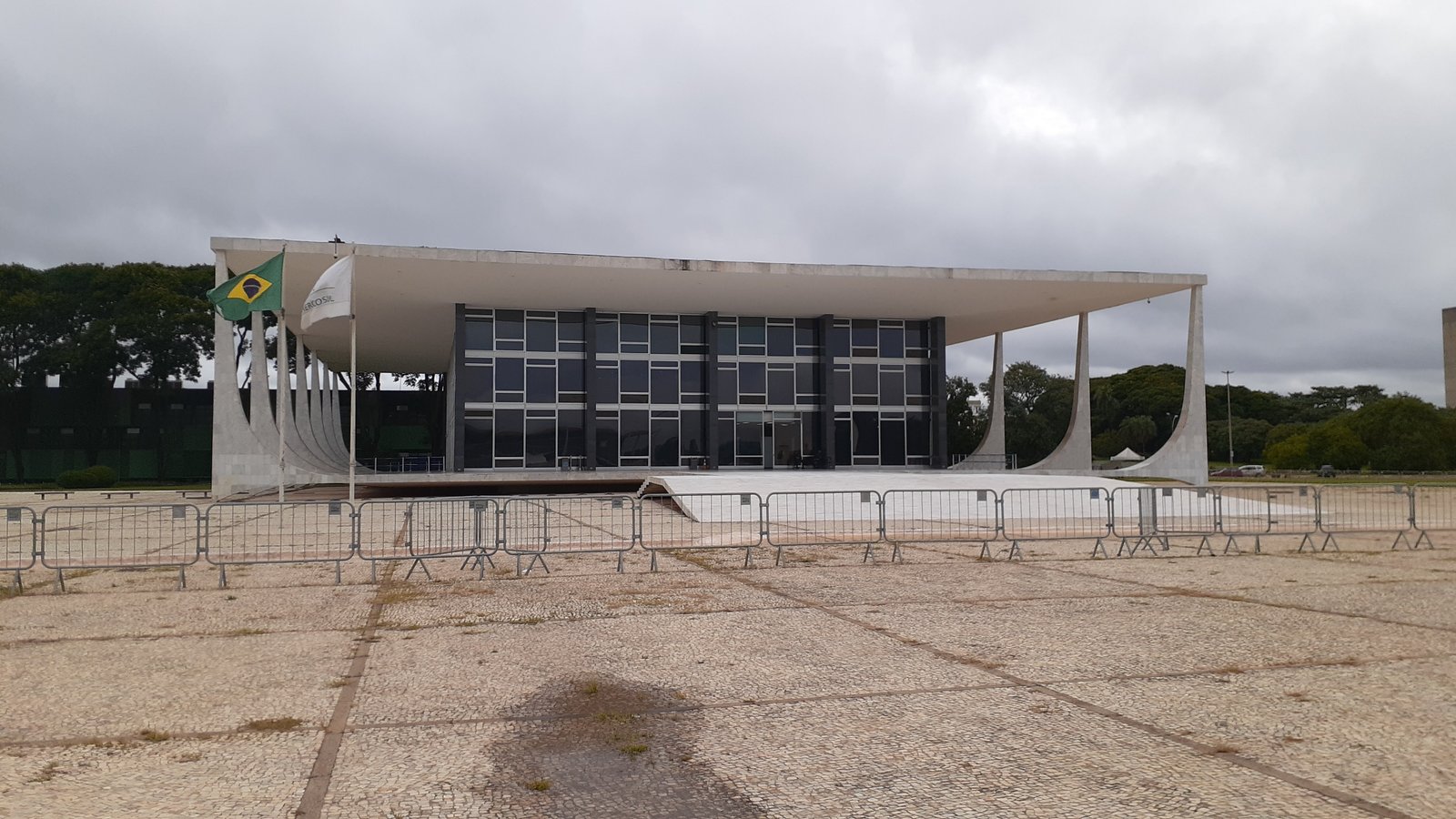 Fachada do Palácio do Supremo Tribunal Federal, em Brasília, com a bandeira do Brasil hasteada
