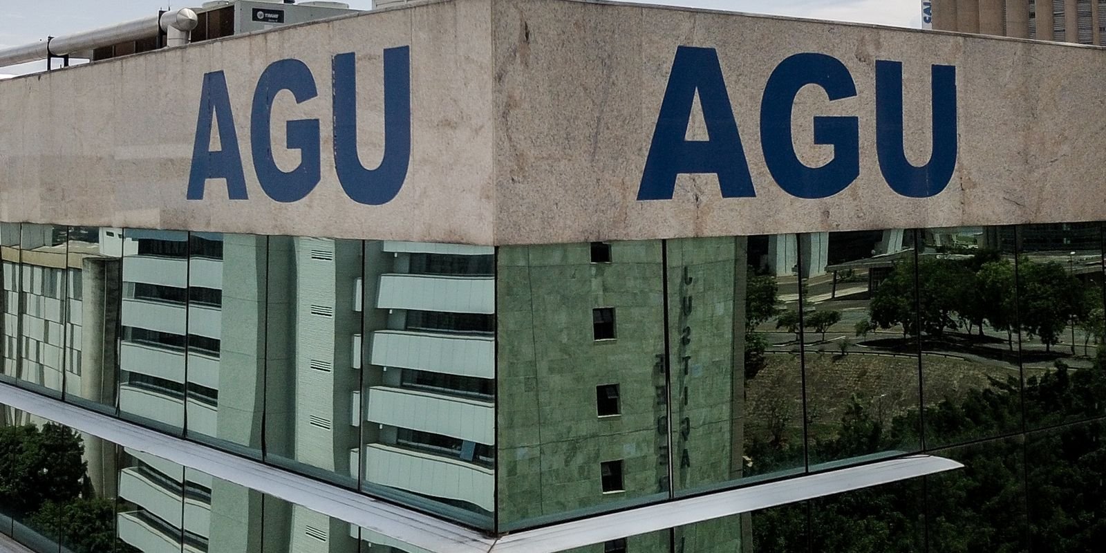 Fachada do prédio da Advocacia-Geral da União em Brasília, com a sigla AGU na cornija de granito