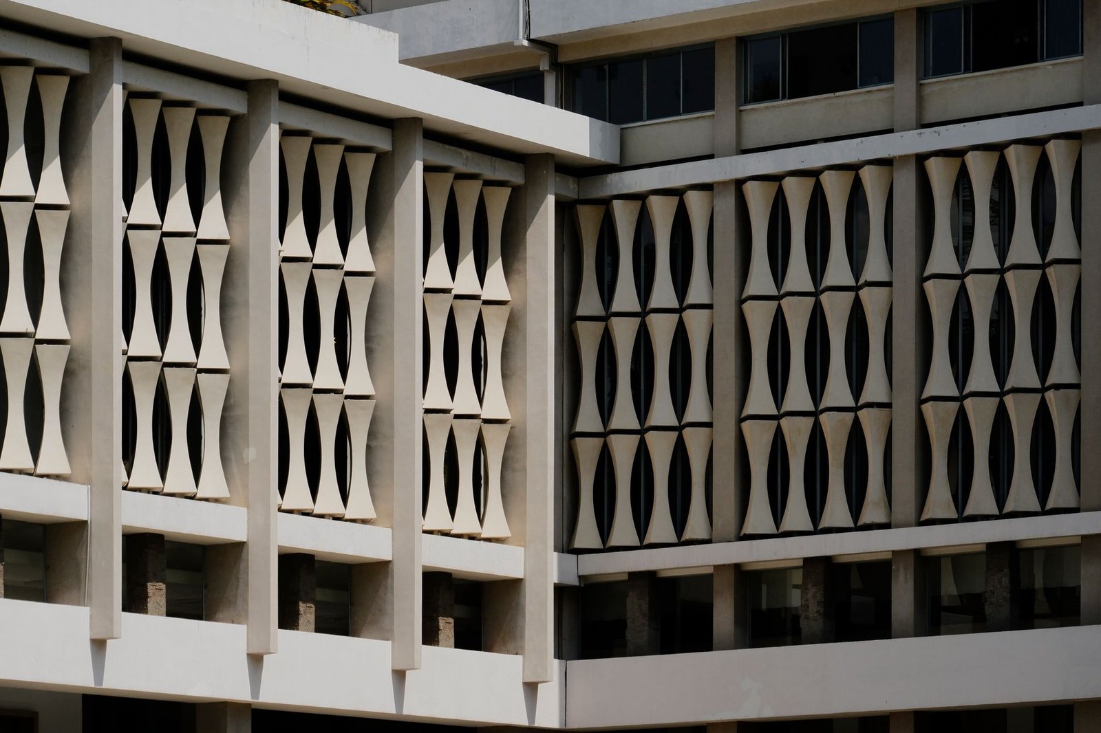 Fachada de concreto de edifício público de arquitetura modernista, foto ilustrativa