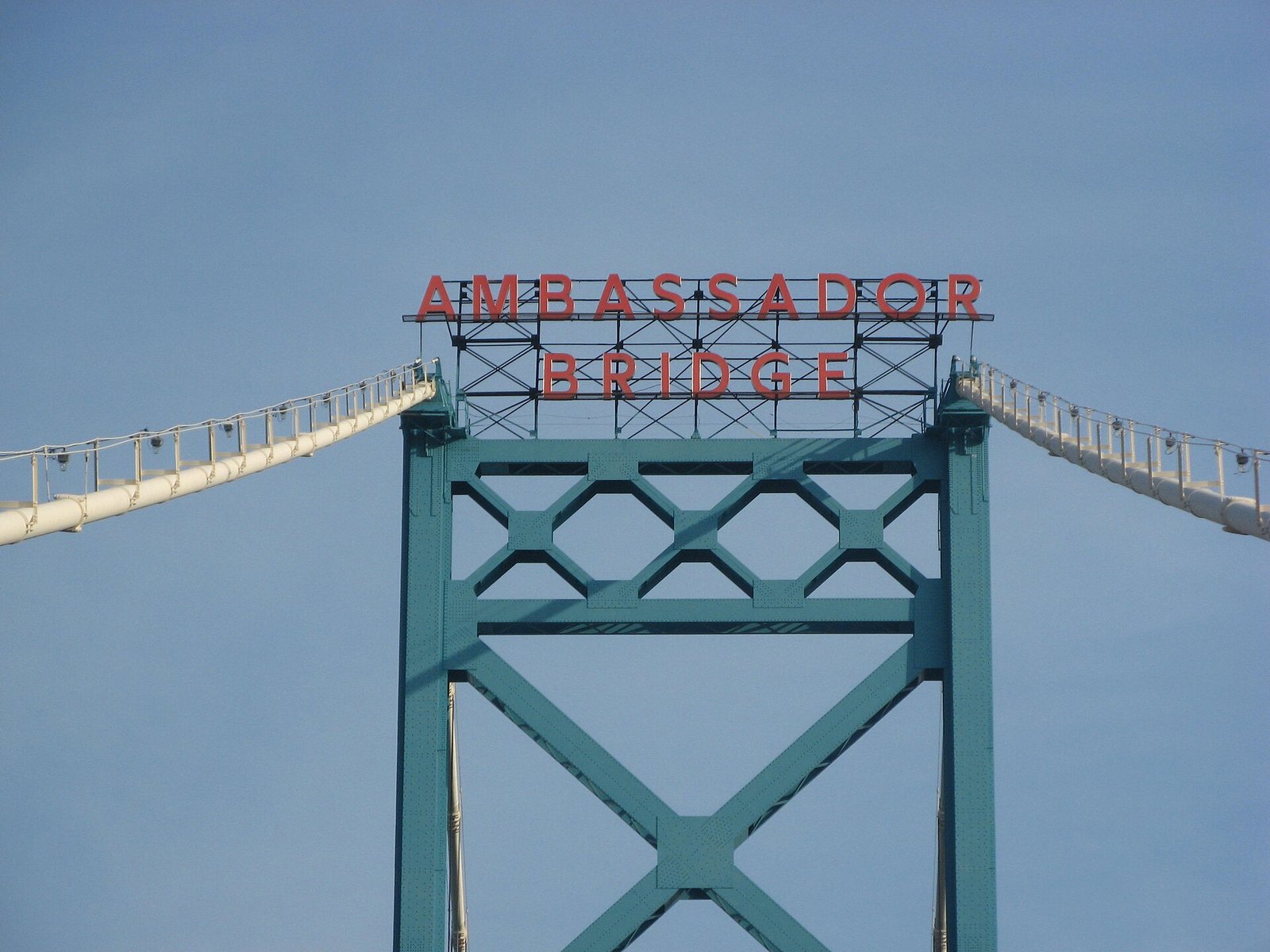 Torre da Ambassador Bridge, ponte que liga Detroit, nos Estados Unidos, a Windsor, no Canadá
