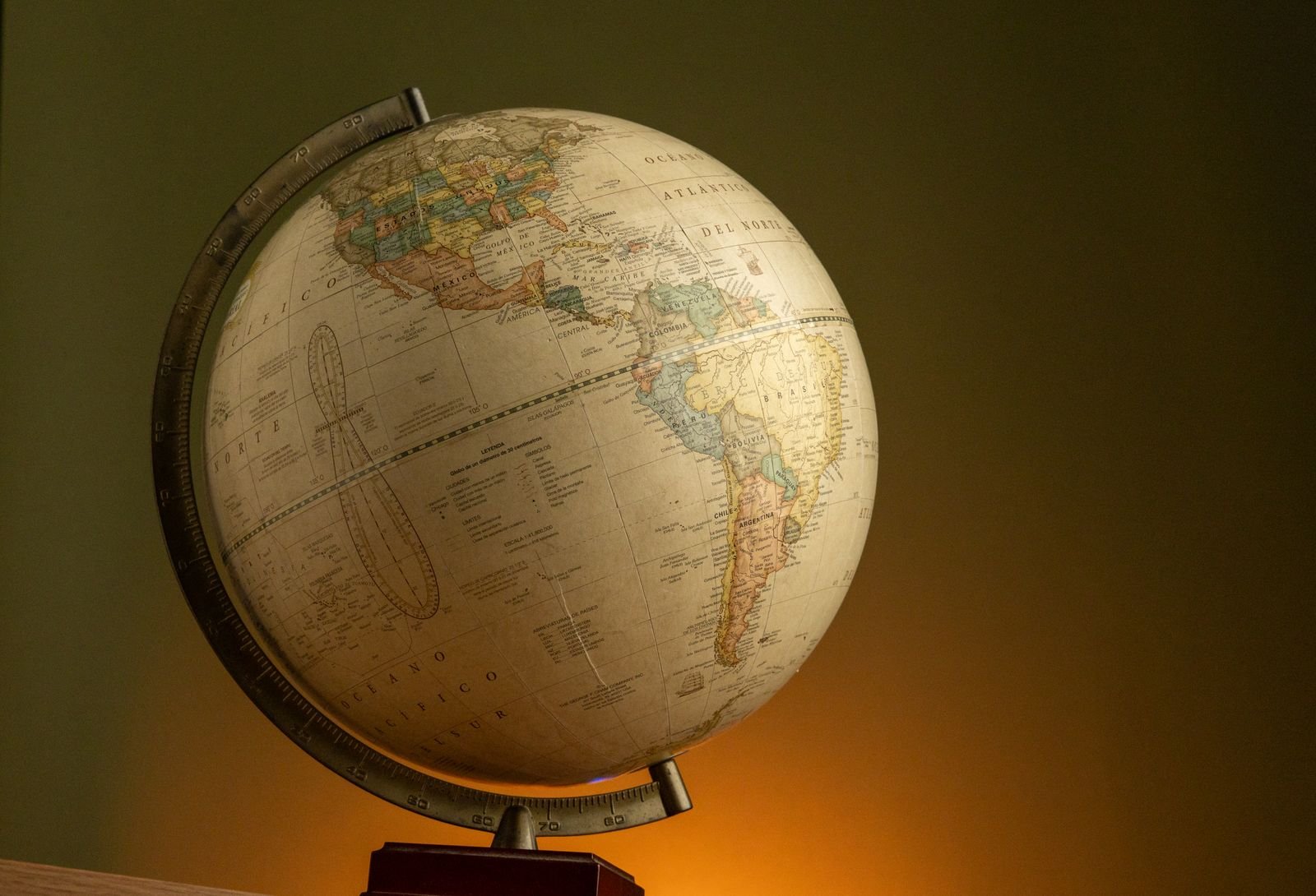 Globo terrestre antigo com foco nas Américas, em foto de arquivo