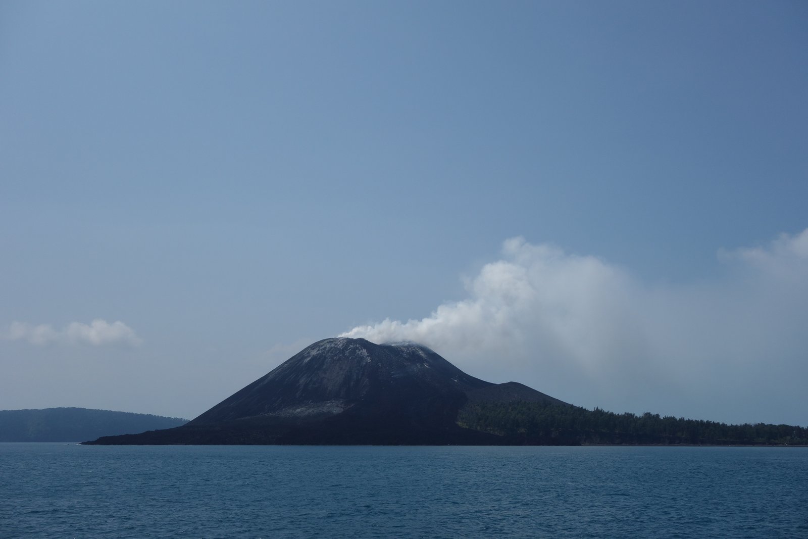 Cone do vulcao Anak Krakatau visto do mar, com pluma de vapor, em foto de 2013, antes do colapso de dezembro de 2018