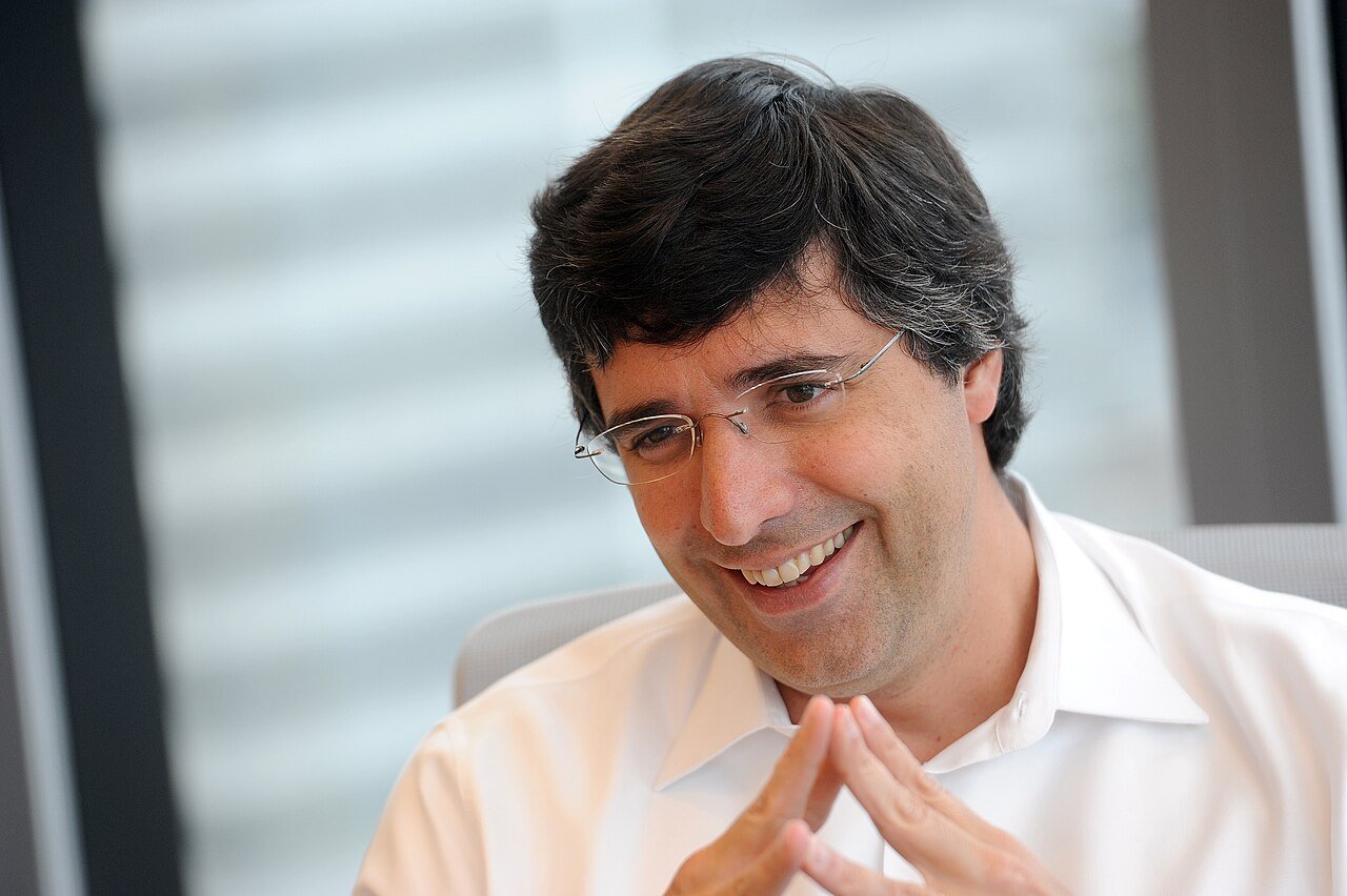 O banqueiro André Esteves, de óculos e camisa branca, durante entrevista