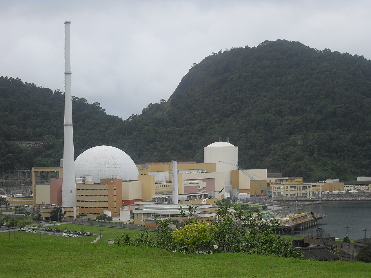 Complexo da Central Nuclear em Angra dos Reis (RJ), com a cúpula de Angra 1 e a chaminé, cercado de mata atlântica; foto de arquivo