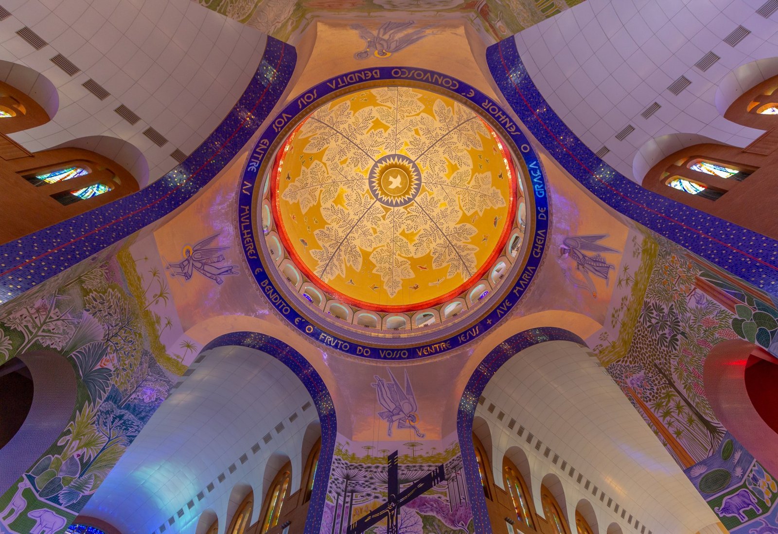Interior da Basílica de Nossa Senhora Aparecida, com a cúpula decorada vista de baixo