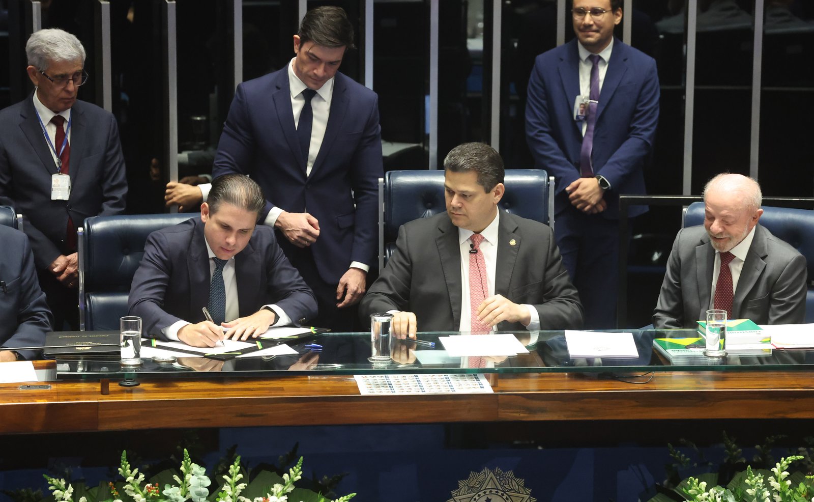 Autoridades na sessão de promulgação da Emenda 140, com Davi Alcolumbre, Hugo Motta e Lula