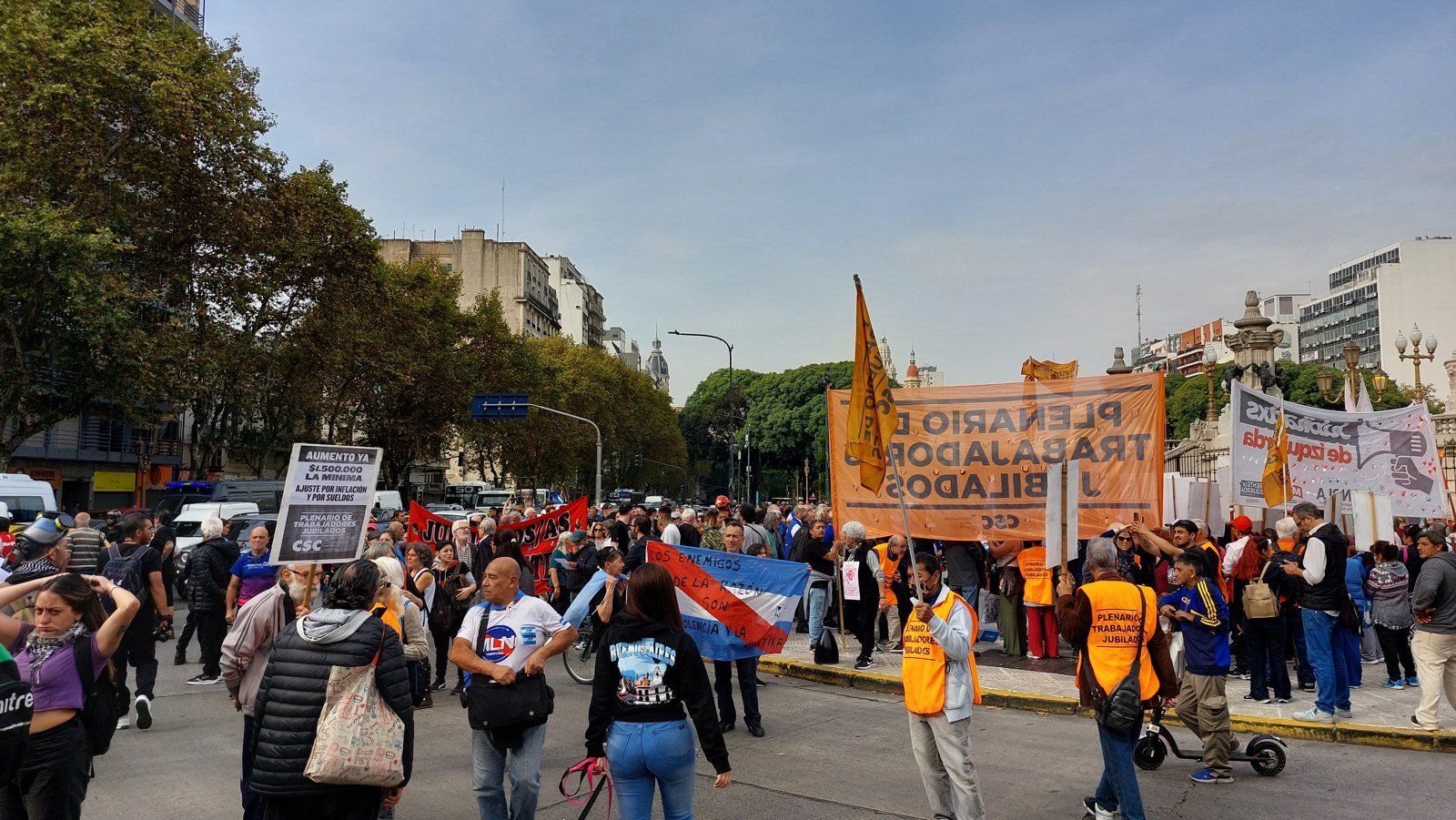 Aposentados protestam diante do Congresso argentino, em Buenos Aires, com faixas de entidades de trabalhadores