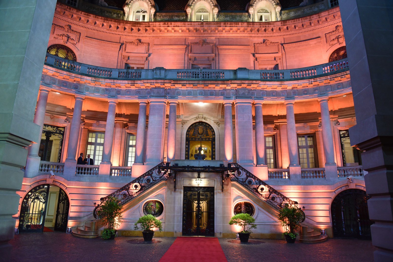 Fachada iluminada do Palácio San Martín, sede cerimonial da Chancelaria argentina, em Buenos Aires