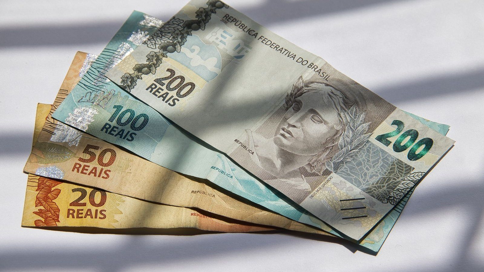 Notas de real empilhadas sobre uma superfície