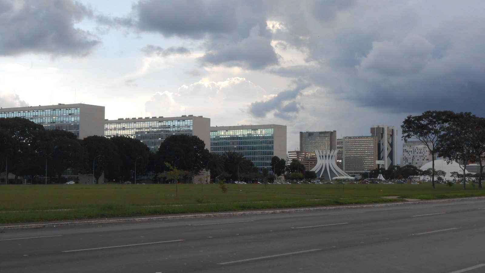 Vista da Esplanada dos Ministérios, em Brasília, com os prédios dos ministérios alinhados ao fundo