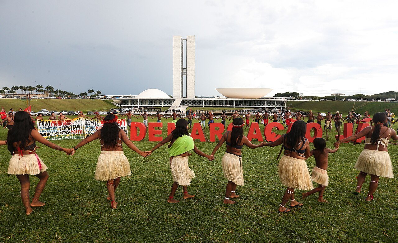 Indígenas em ato pela demarcação de terras diante do Congresso Nacional, em Brasília, em 2016
