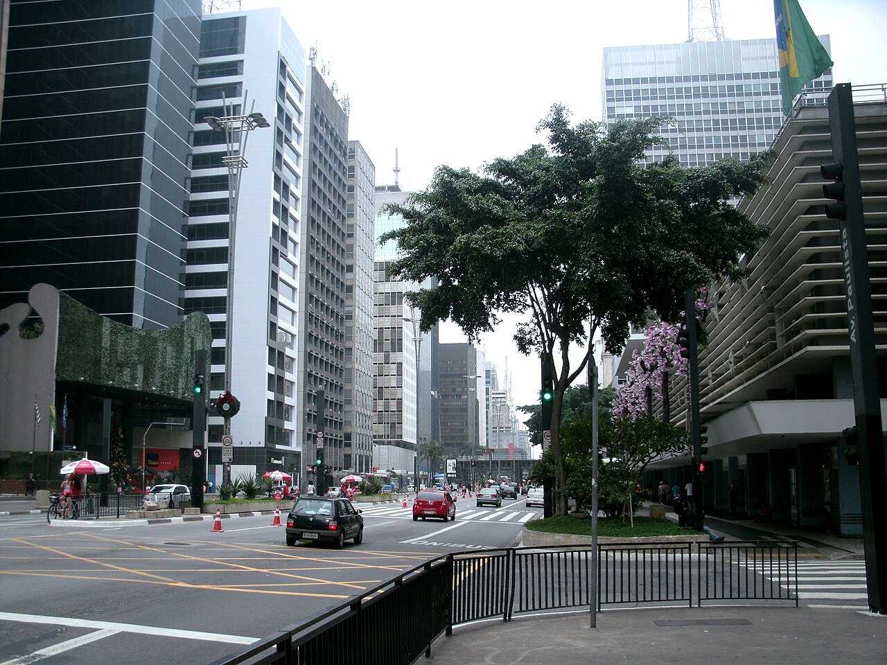 Avenida Paulista, em São Paulo, com edifícios de escritórios e bancos dos dois lados da via