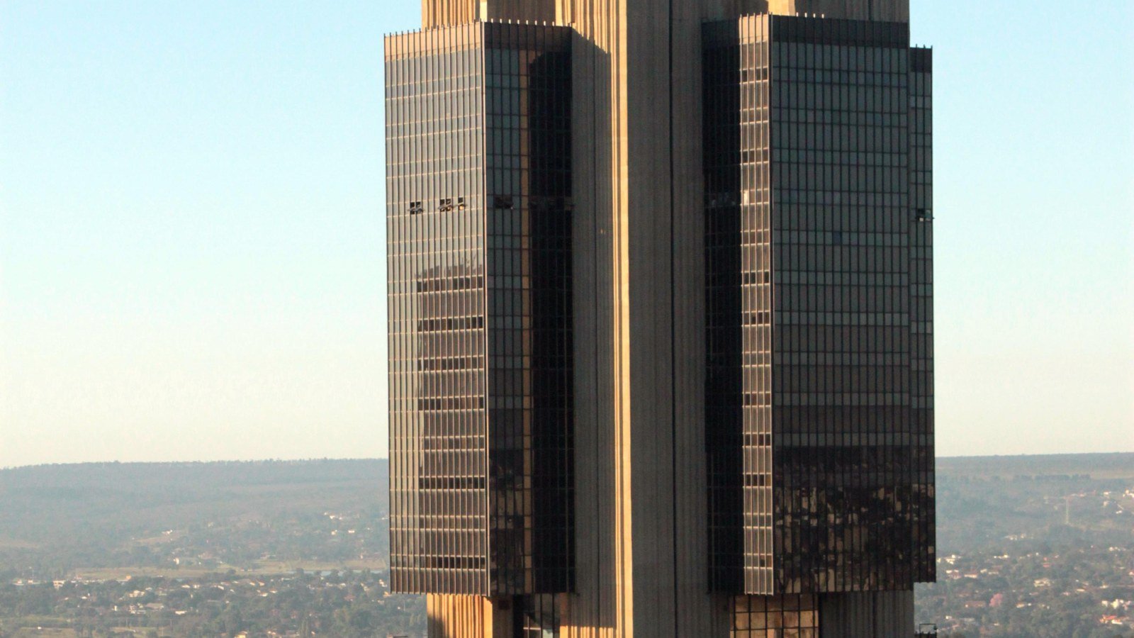 Fachada do edifício-sede do Banco Central do Brasil em Brasília, com torres de vidro escuro