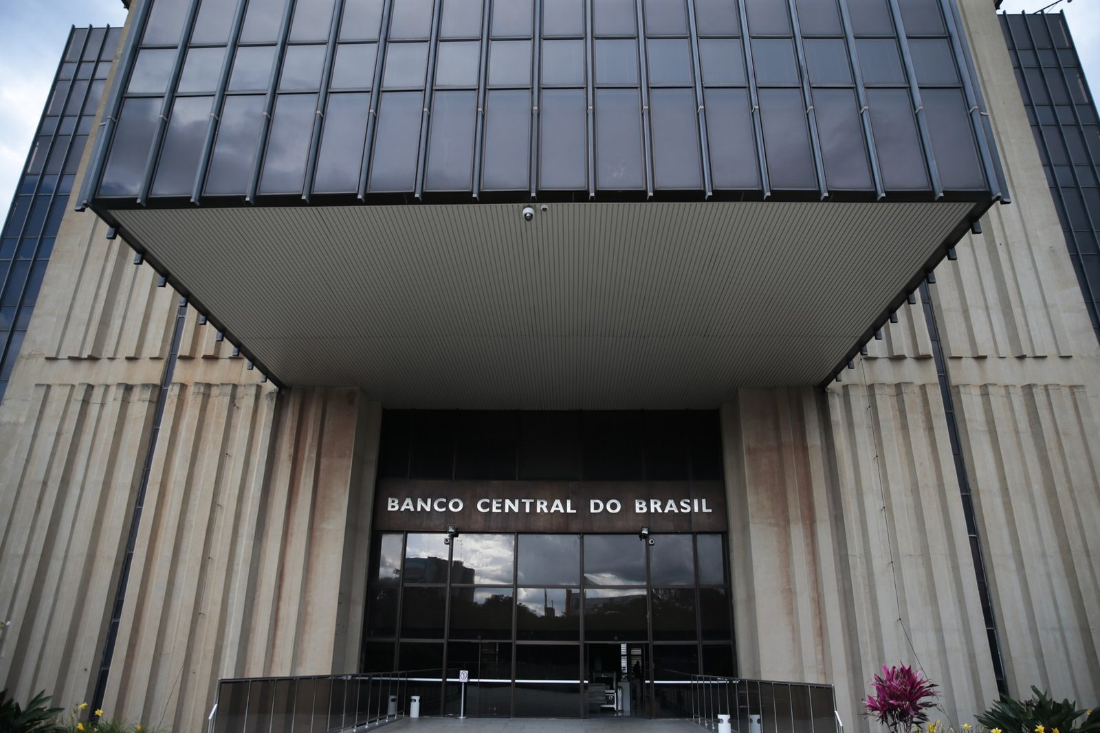 Fachada da sede do Banco Central do Brasil, em Brasília, com a placa na entrada