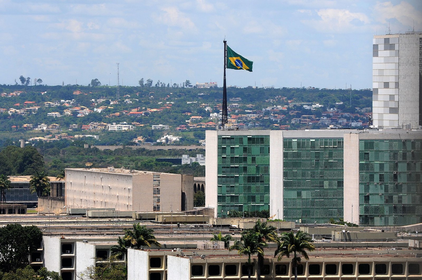 Bandeira do Brasil hasteada na Esplanada dos Ministérios, em Brasília