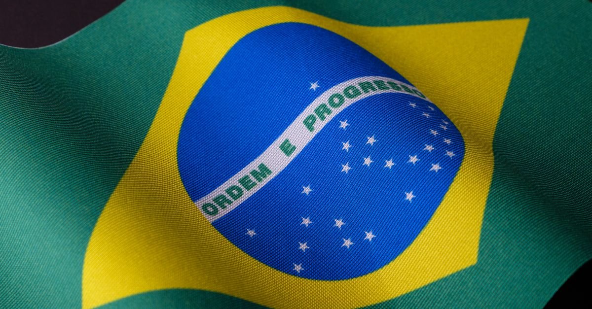Bandeira do Brasil em closeup com a faixa Ordem e Progresso visível