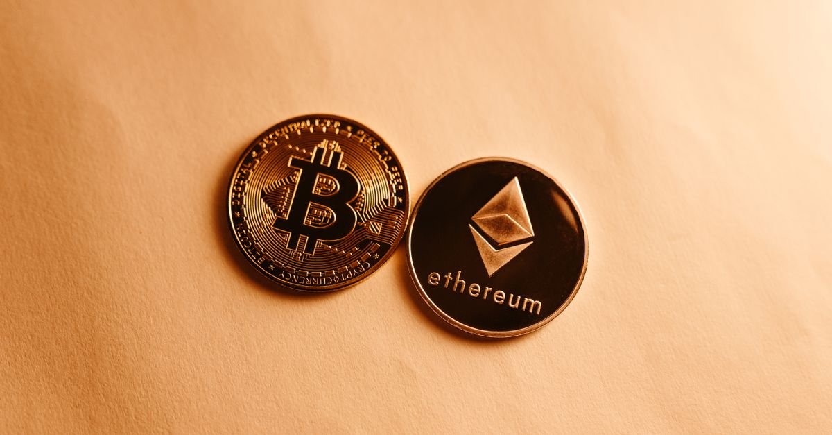 Moedas representando bitcoin e ethereum sobre superfície clara