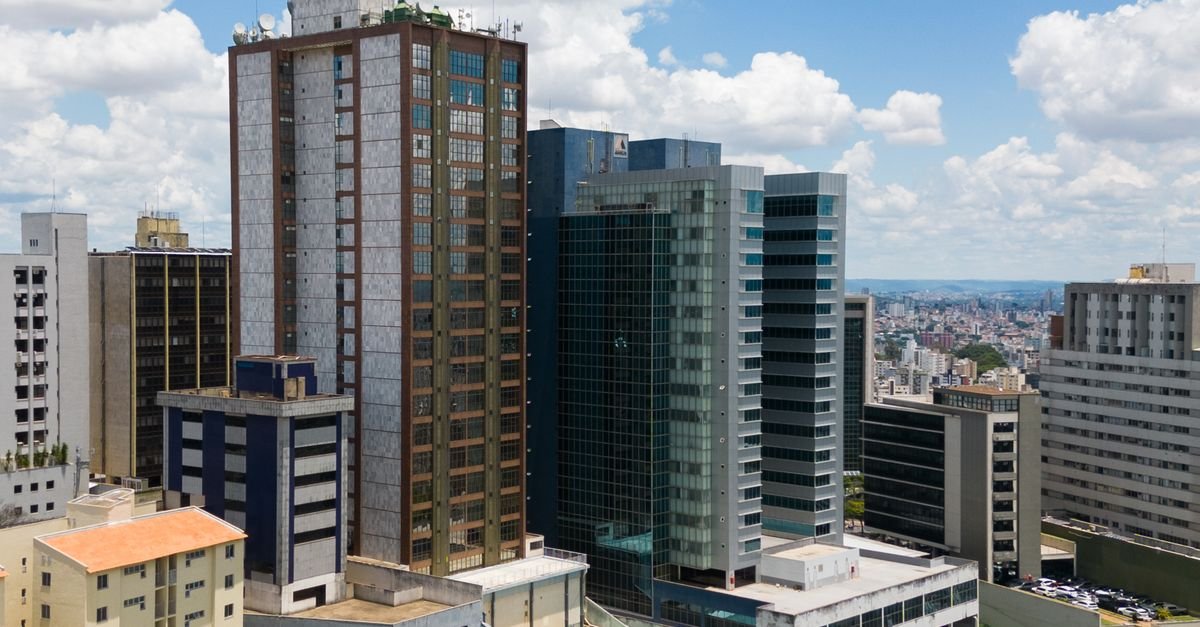 Vista aérea de prédios da região central de Belo Horizonte, em Minas Gerais, sob céu com nuvens
