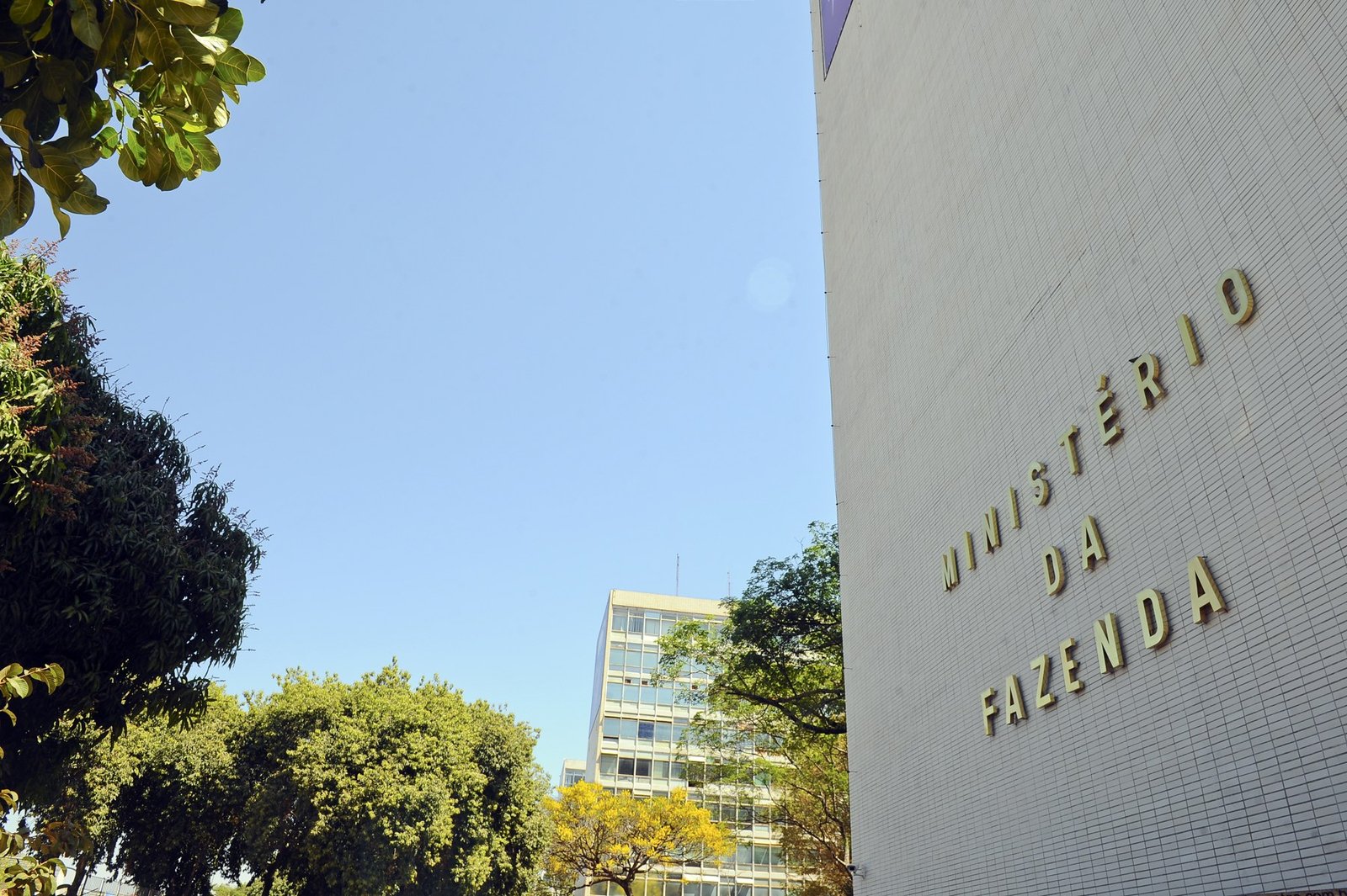 Fachada do edifício do Ministério da Fazenda, em Brasília, com o nome do órgão em letras douradas na parede