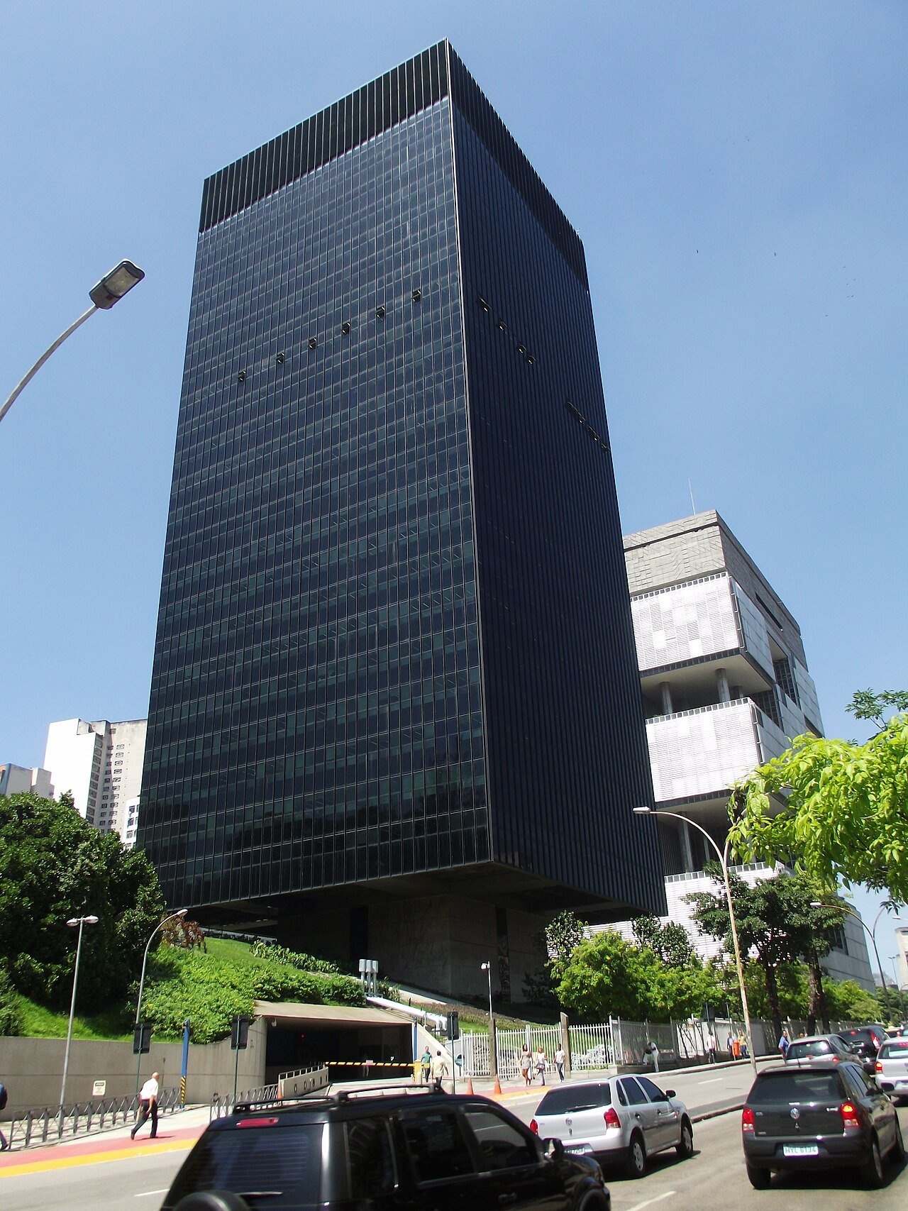 Edifício-sede do BNDES no centro do Rio de Janeiro, com fachada de vidro escuro