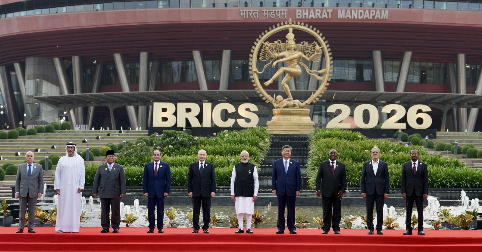 Lideres do Brics posam para foto oficial diante do letreiro BRICS 2026, em Nova Delhi