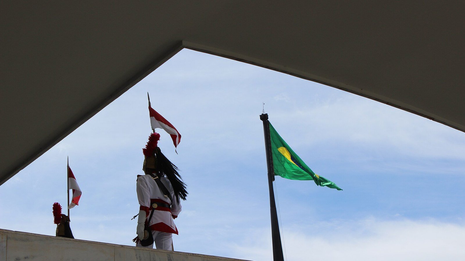 Dragões da Independência e bandeira do Brasil na Praça dos Três Poderes