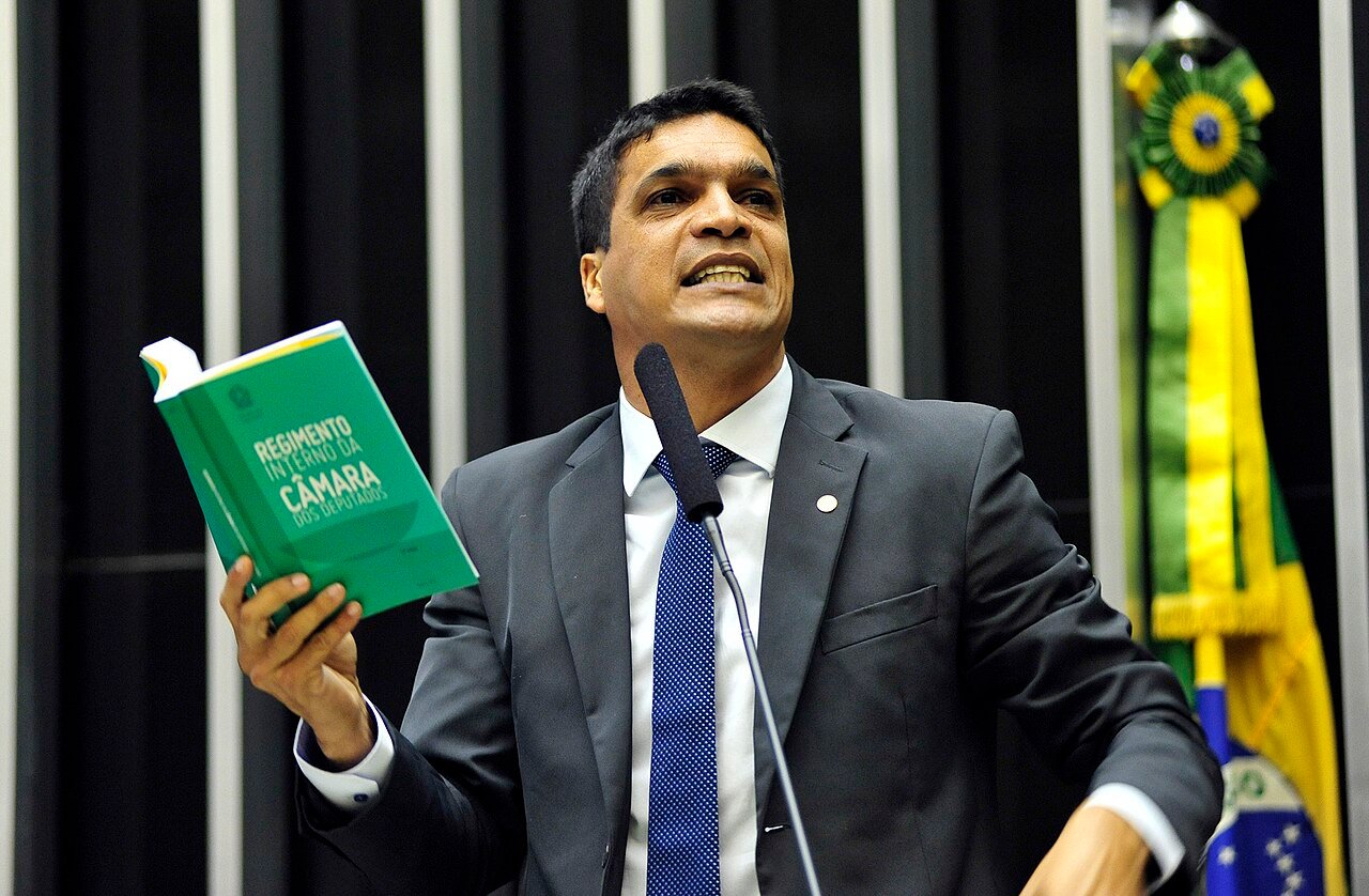 Cabo Daciolo discursa no plenário da Câmara dos Deputados segurando o Regimento Interno da Casa