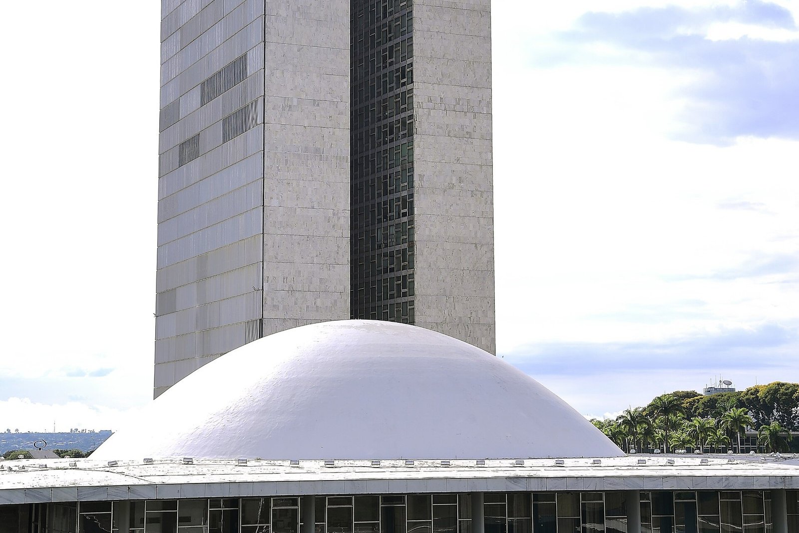 Cúpula do Senado Federal e torre do Congresso Nacional, em Brasília, vistas de perto sob céu parcialmente nublado. Foto de arquivo.