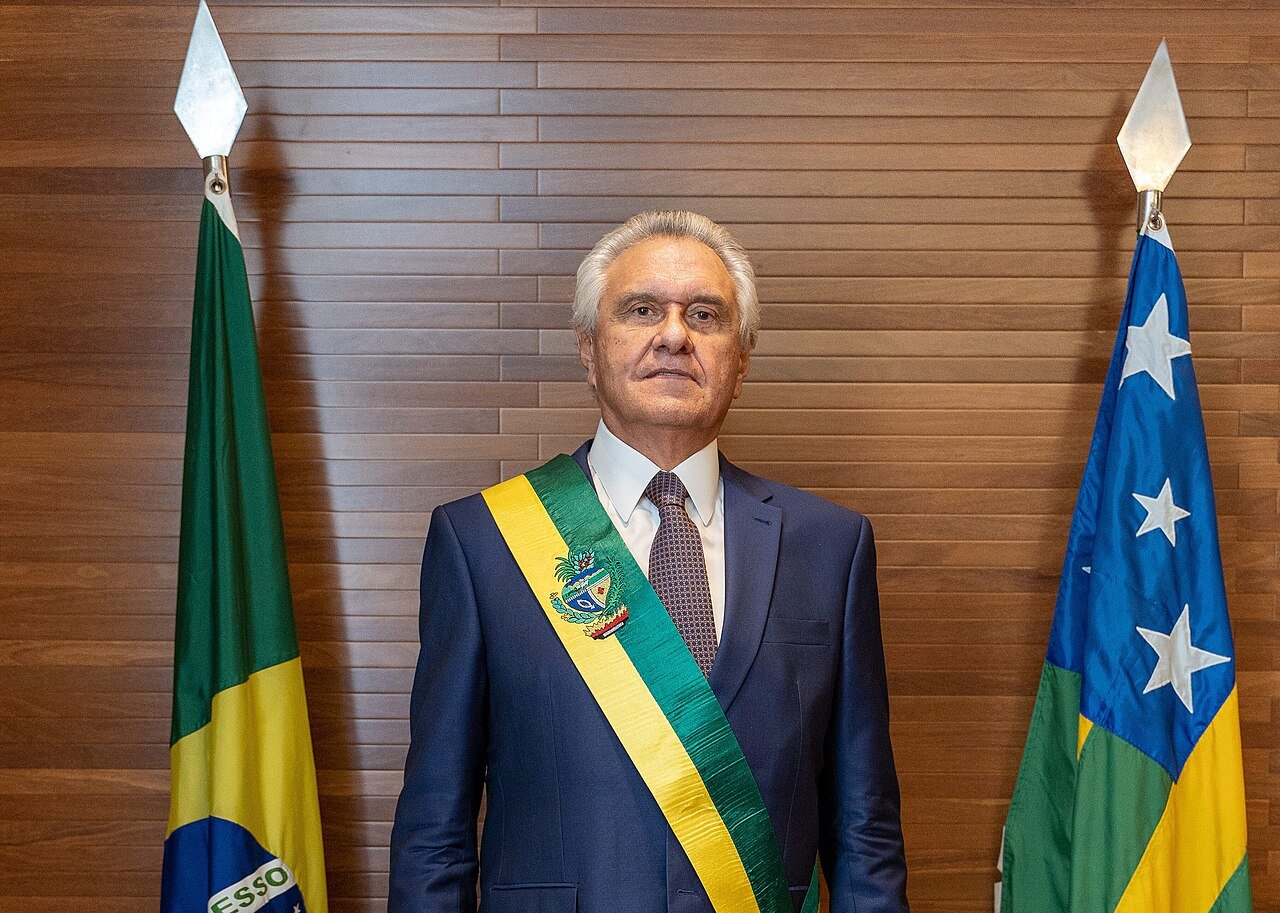 O governador de Goiás, Ronaldo Caiado, em foto oficial com a faixa do cargo