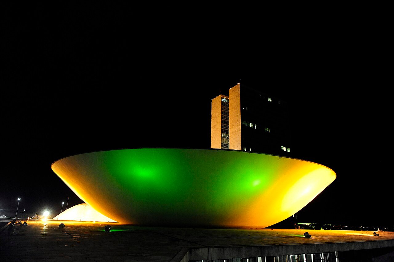 Prédio da Câmara dos Deputados, em Brasília, iluminado à noite em verde e amarelo (foto de arquivo)