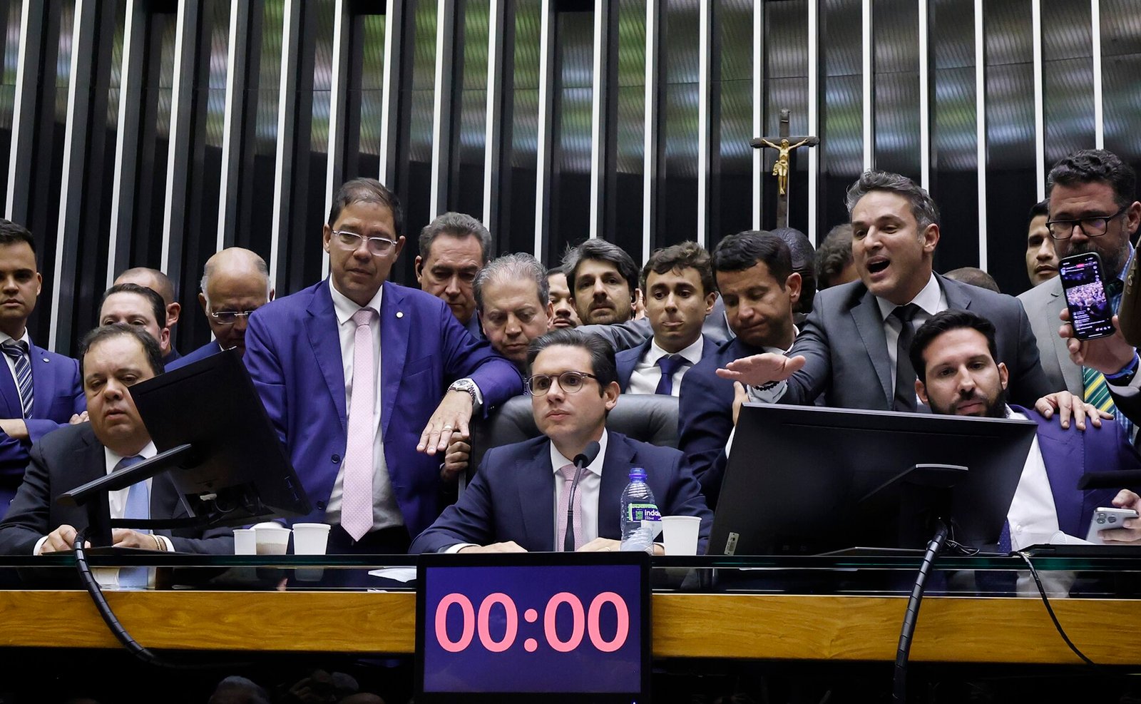 Deputados no plenário da Câmara durante sessão presidida por Hugo Motta