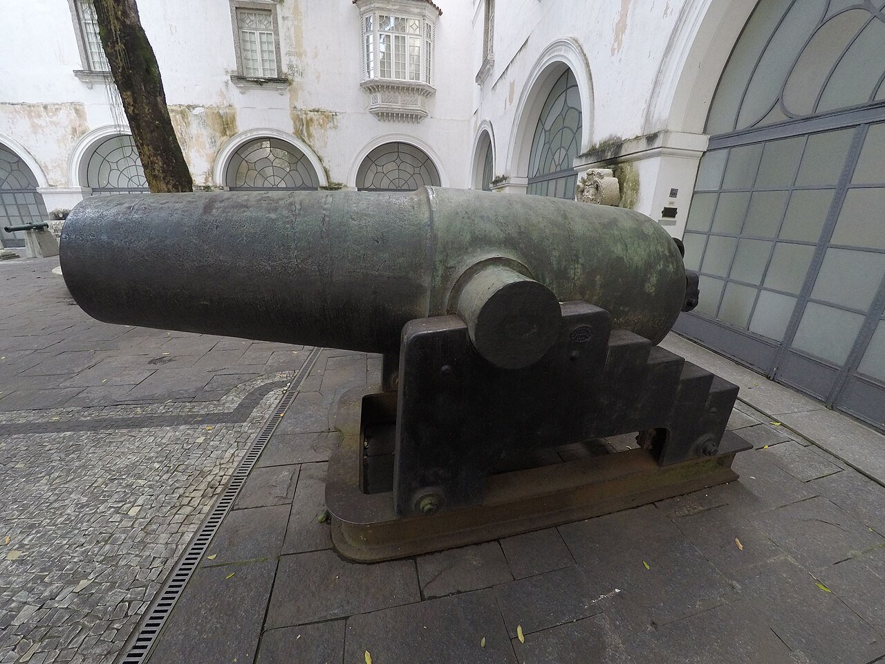 O canhão El Cristiano, peça de artilharia da Guerra do Paraguai, exposto em pátio de museu