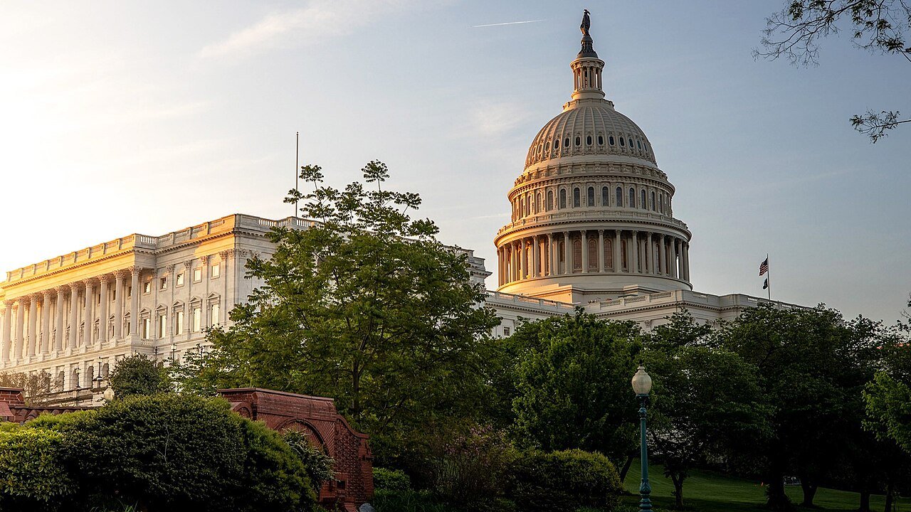 Fachada do Capitólio dos Estados Unidos, em Washington, ao amanhecer