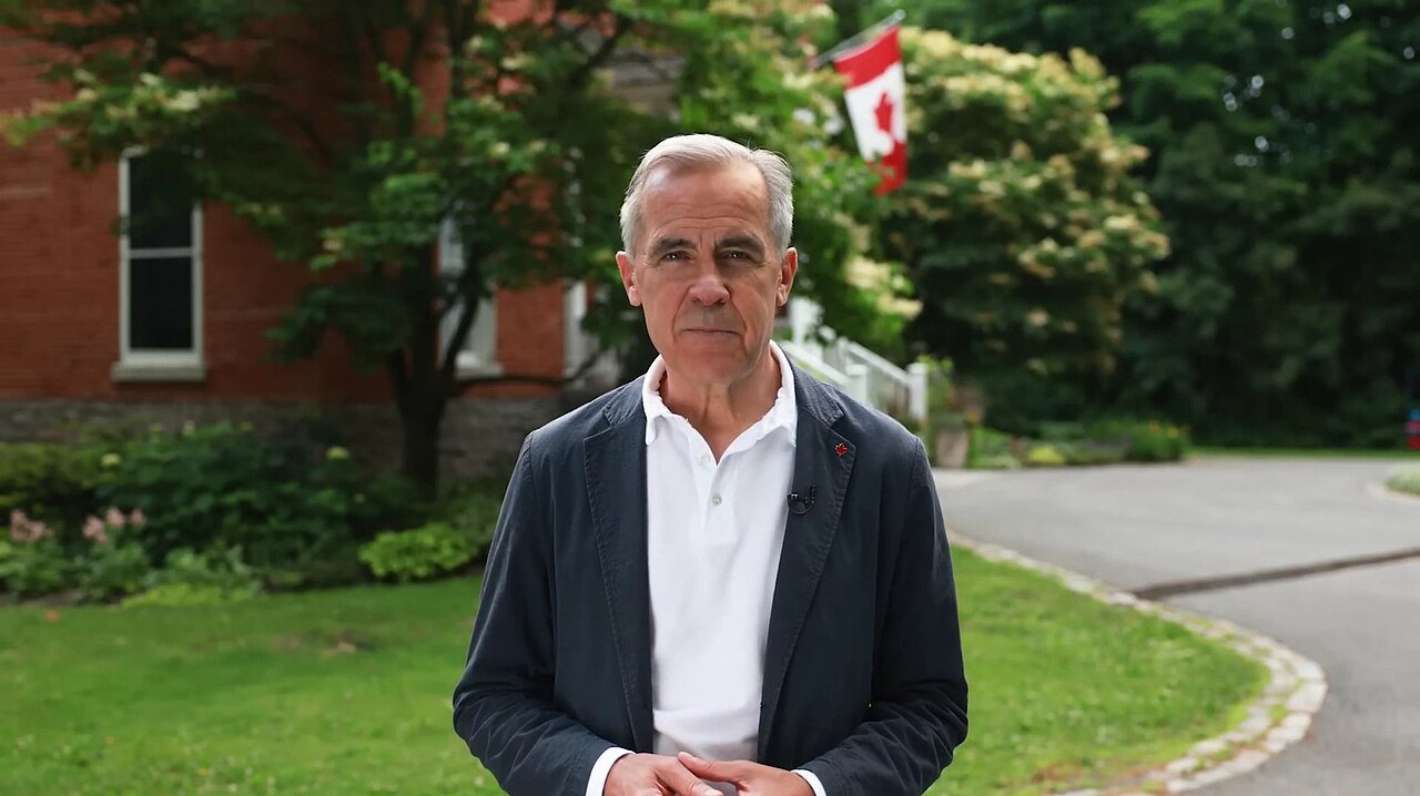 O primeiro-ministro do Canadá, Mark Carney, em pronunciamento ao ar livre