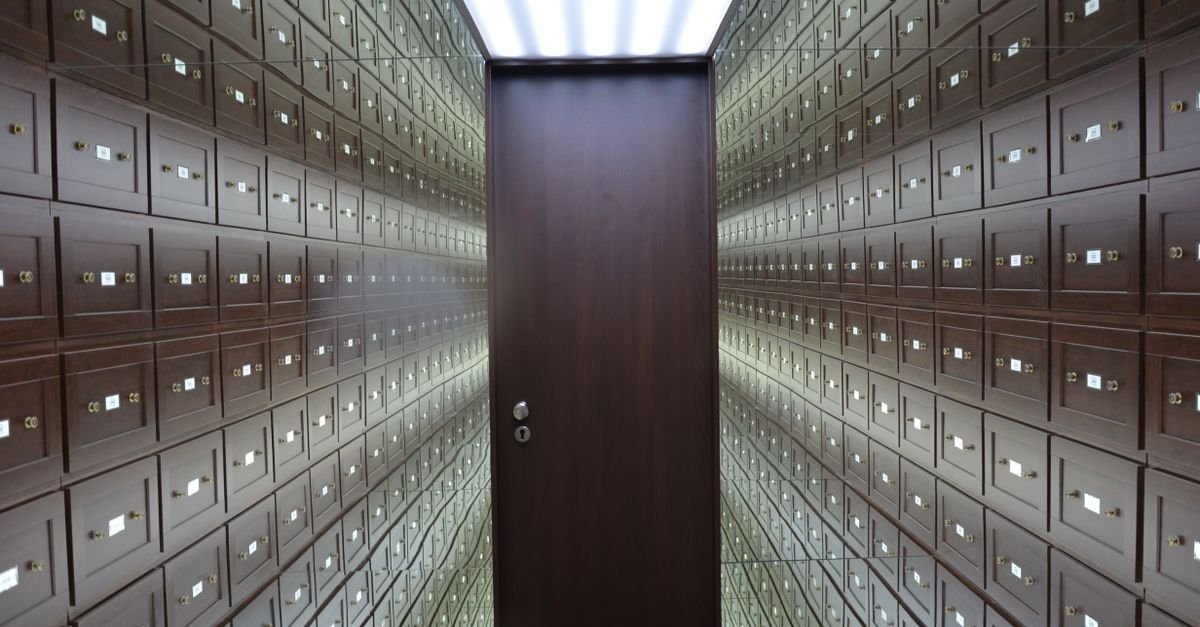 Corredor de cofres individuais em sala blindada de instituição financeira