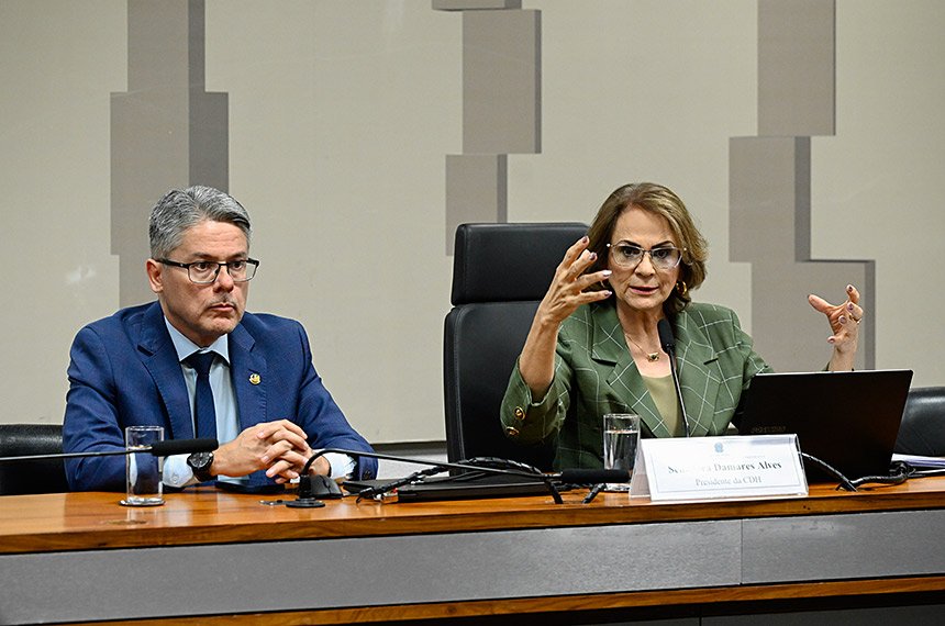 Senadores Alessandro Vieira e Damares Alves à mesa da Comissão de Direitos Humanos do Senado