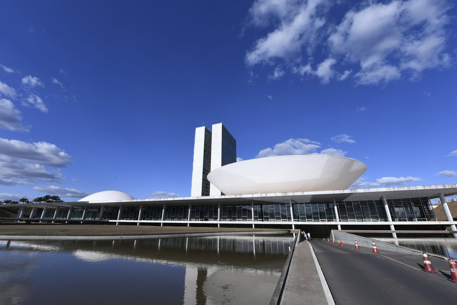 Fachada do Congresso Nacional, em Brasília, sob céu azul