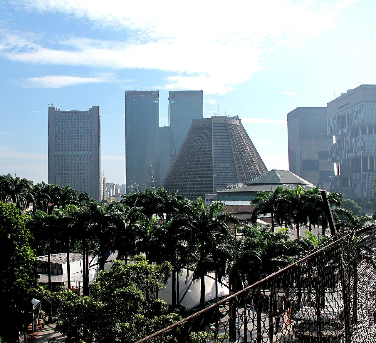 Vista do centro do Rio de Janeiro com a Catedral Metropolitana ao fundo
