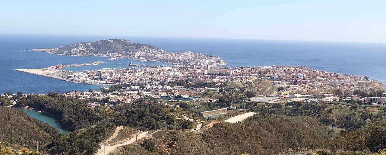 Vista panorâmica da cidade de Ceuta e do porto, no norte da África, a partir do mirante de Isabel II