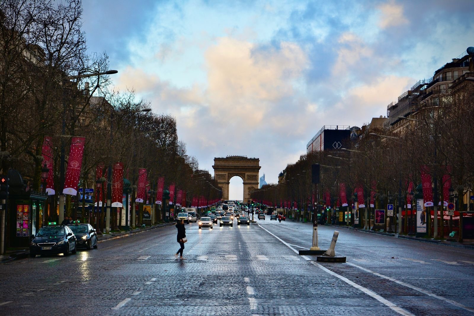 Avenida Champs-Élysées com o Arco do Triunfo ao fundo, em foto de arquivo
