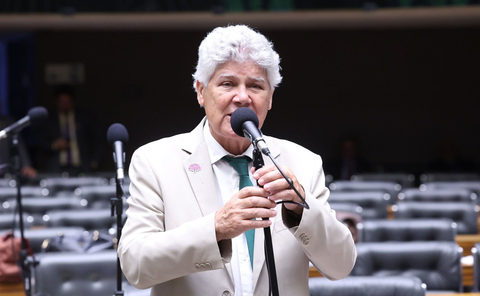 O deputado Chico Alencar (Psol-RJ) discursa ao microfone no Plenário da Câmara dos Deputados