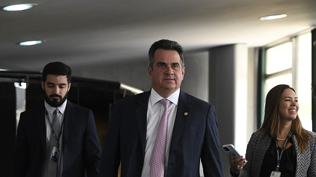 O senador Ciro Nogueira caminha por corredor do Senado Federal acompanhado de dois assessores