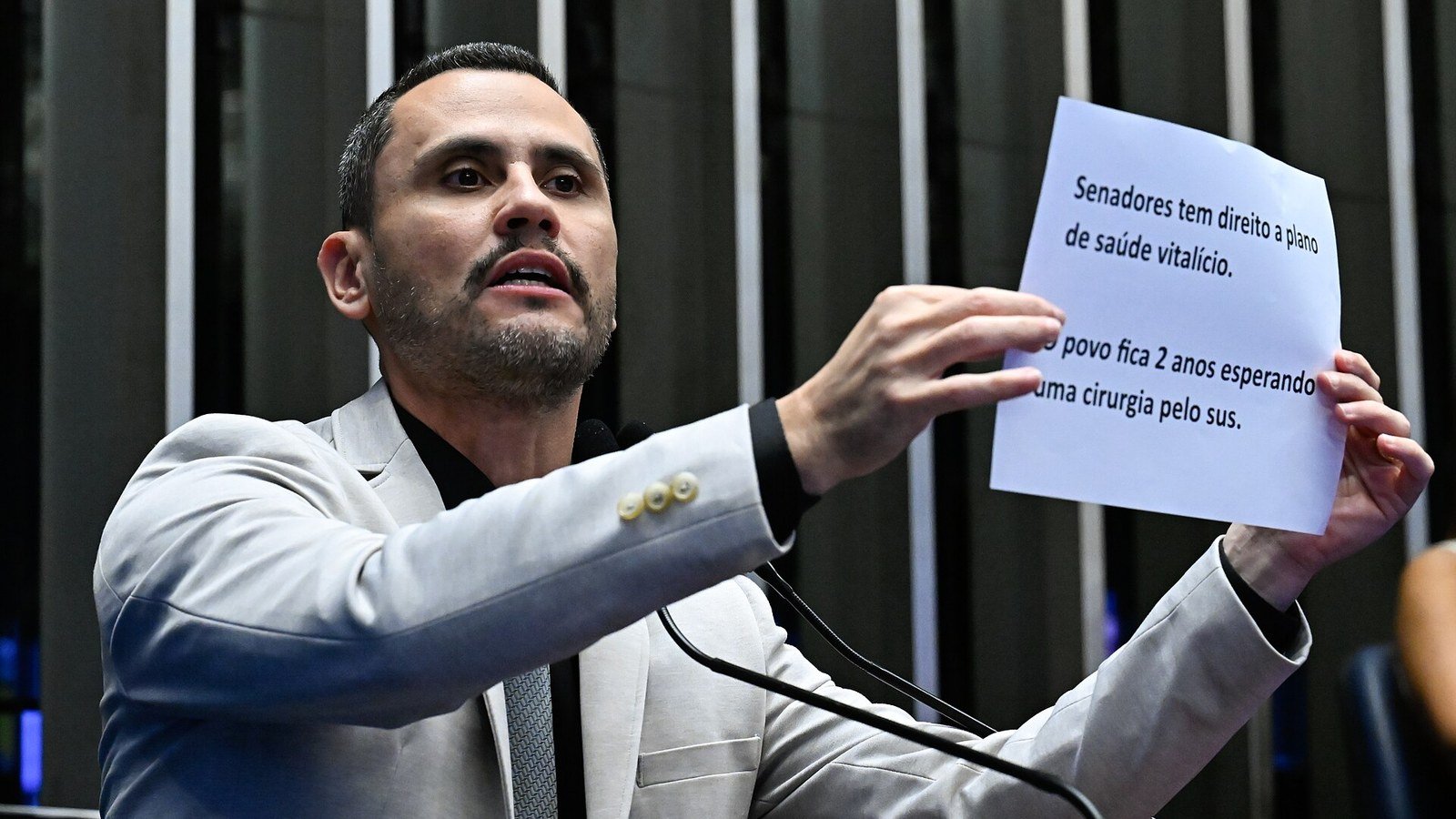 Senador Cleitinho Azevedo discursa na tribuna do Senado segurando uma folha de papel