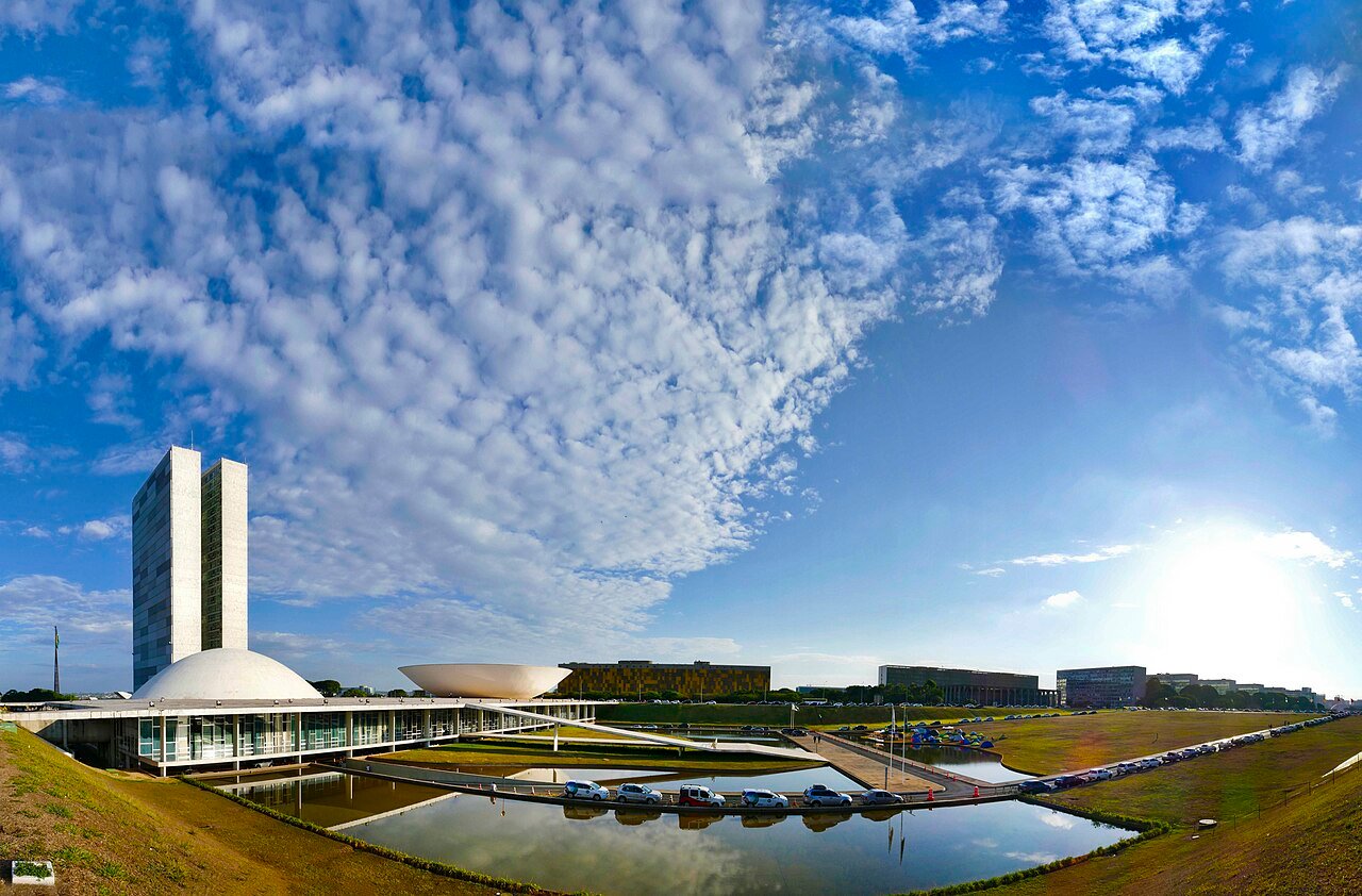 Vista aérea do Congresso Nacional e do espelho d'água, em Brasília