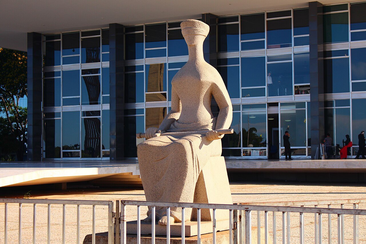 Escultura A Justiça diante da fachada do Supremo Tribunal Federal, em Brasília