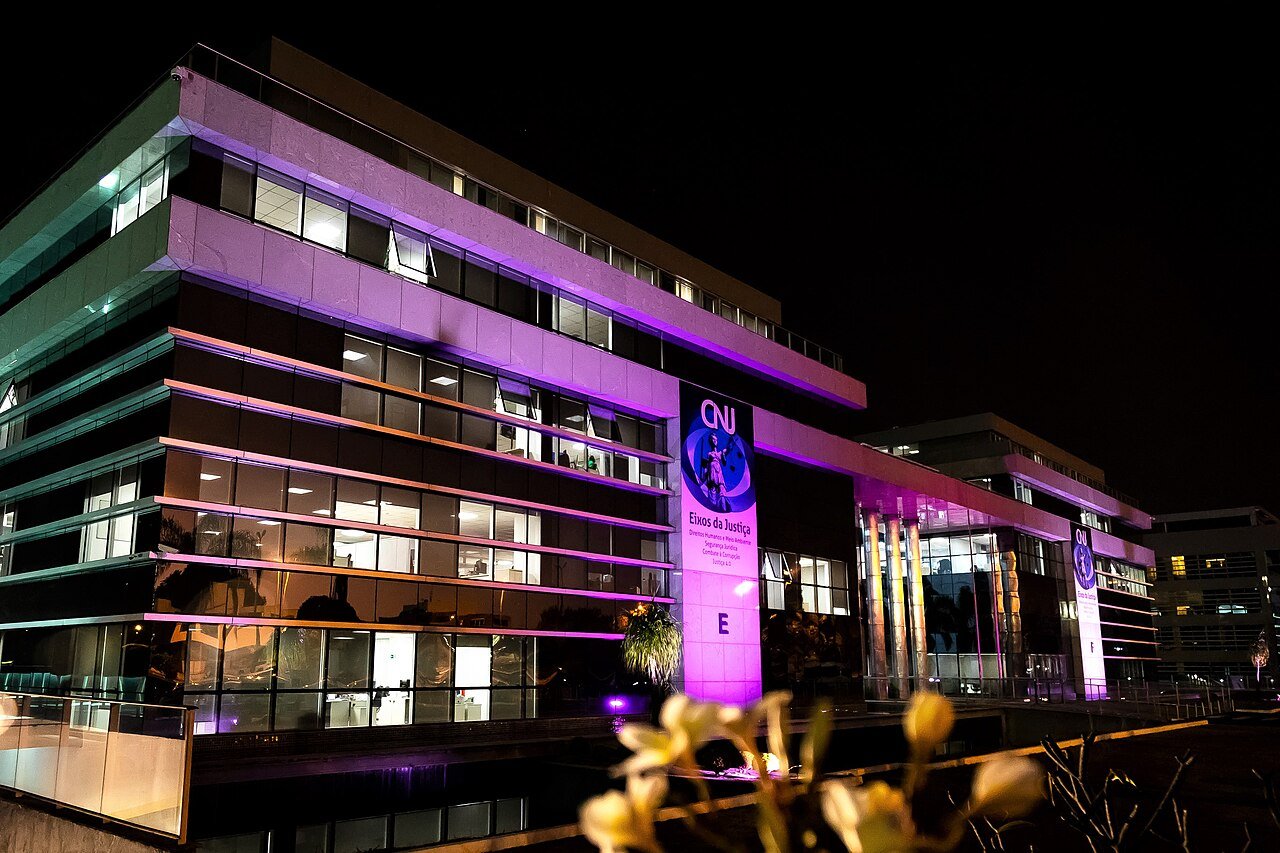 Fachada da sede do Conselho Nacional de Justica, em Brasilia, iluminada a noite
