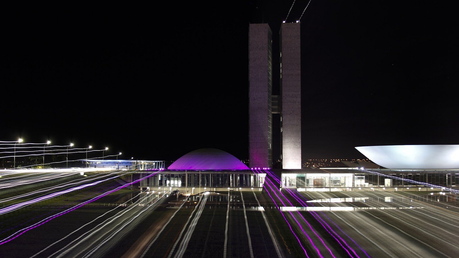 Congresso Nacional iluminado de roxo em campanha de proteção às mulheres com deficiência contra a violência